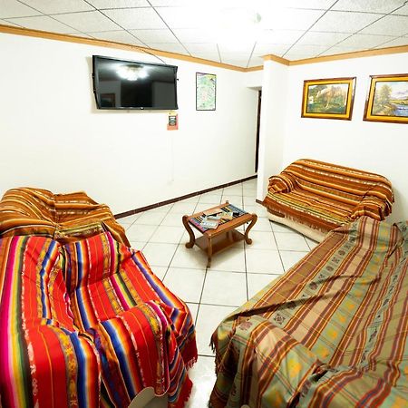 Mashy'S Hostal Otavalo Esterno foto